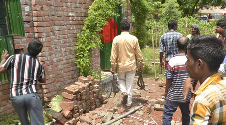 দরজায় পতাকার ছাপ,কিন্তু ভেতরে কি জানলে অবাক হবেন