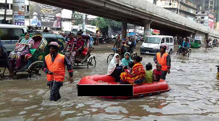 নৌযান নামলো ঢাকার রাজপথে