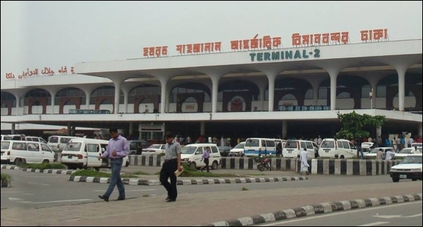 ‘এয়ারপোর্টের পুলিশরা বাশঁ নিয়ে বসে থাকে আমাদের দেওয়ার জন্য’(ভিডিওসহ)