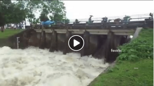 ভারতে সব গেট হঠাৎ খুলে দেয়ায় ডুবে যাচ্ছে বাংলাদেশ দেখুন কিছু ভয়াবহতা (ভিডিওসহ)