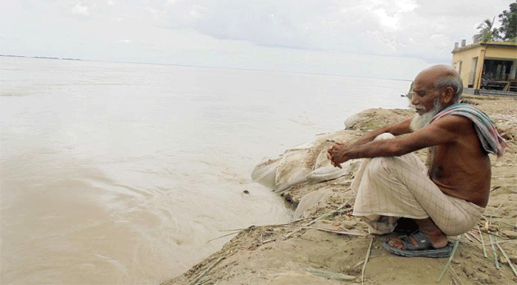 ফুলে ফেঁপে উঠেছে পদ্মা, হুমকিতে জনজীবন