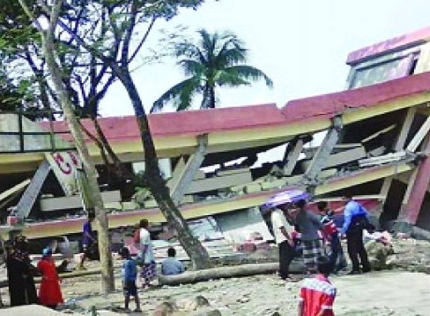 উদ্বোধনের আগেই ভেংগে পরলো কোটি টাকার স্কুল!