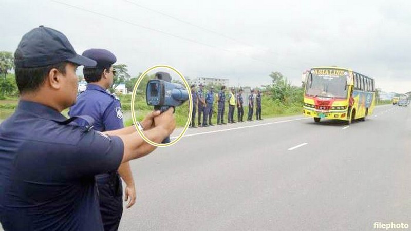 সড়ক দুর্ঘটনা রোধে স্পিডগান নিয়ে পুলিশের অভিযান