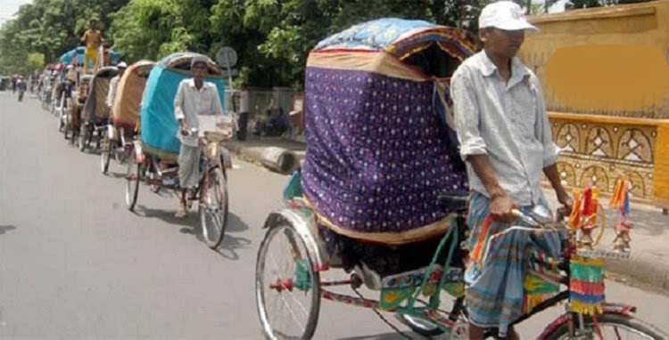 রিক্সায় পর্দা করার এক ব্যতিক্রমি দৃশ্য