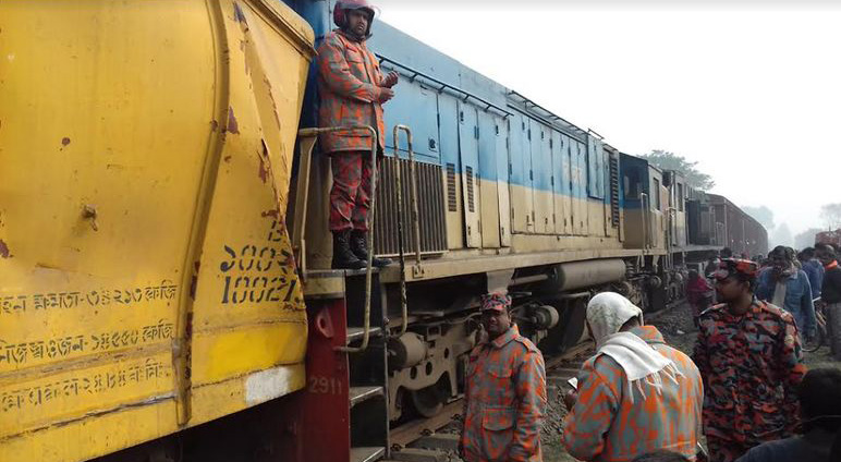 পাবনায় দুই মালবাহী ট্রেনের সংঘর্ষ, আড়াই ঘন্টা রেল যোগাযোগ বন্ধ