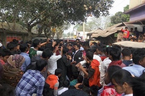 পরীক্ষার হলে যেতে না পেরে রাস্তা অবরোধ এসএসসি পরীক্ষার্থীদের