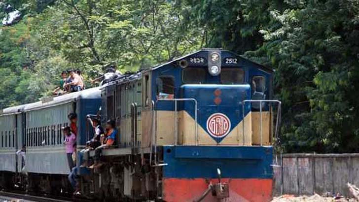 বিজয় এক্সপ্রেসের বগিতে পেট্রল ঢেলে আগুন