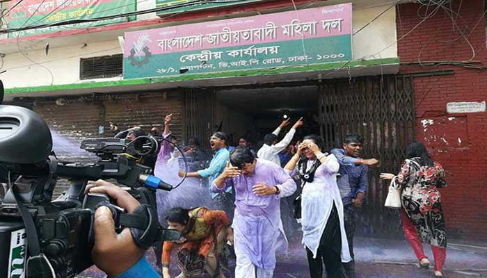 জলকামানে বিএনপির ‘কালো পতাকা’ মিছিল পণ্ড, আটক ৫৭