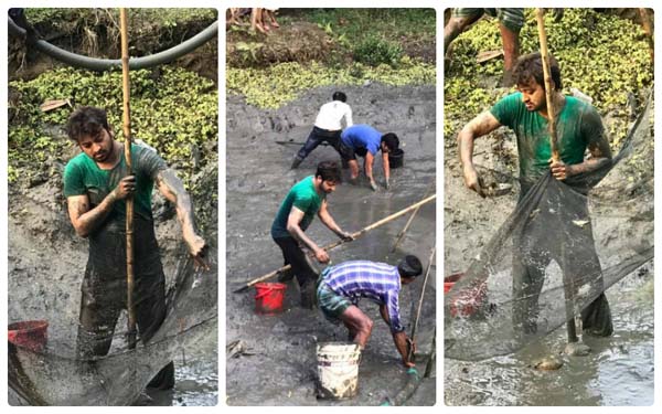 গ্রামের বাড়িতে গিয়ে জলাধারে মাছ ধরছেন সাইমন