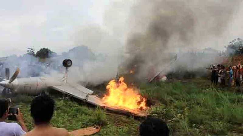 এই মাত্র পাওয়া: বিমান বিধ্বস্ত হয়ে আট জন নিহত