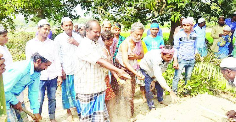 মুসলিম নারীর কবরে মাটি দিলেন হিন্দুরা