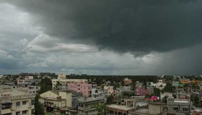 মেঘাচ্ছন্ন ঢাকার আকাশ, ঝড়ো হাওয়াসহ বজ্রবৃষ্টির আশঙ্কা