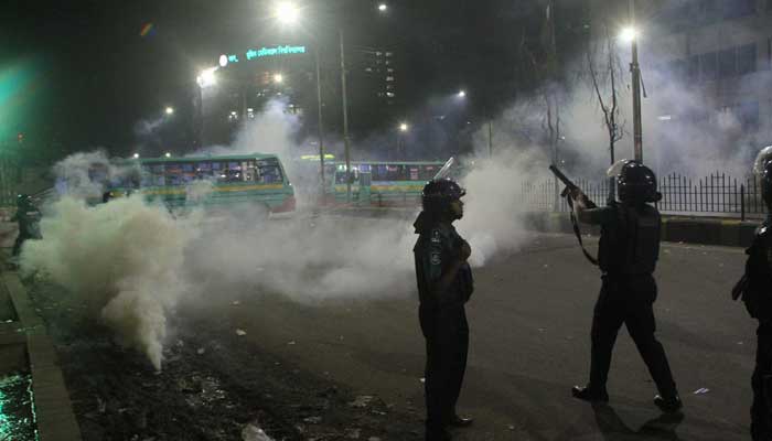 মধ্যরাতে শাহবাগ থেকে টিএসসি রণক্ষেত্র