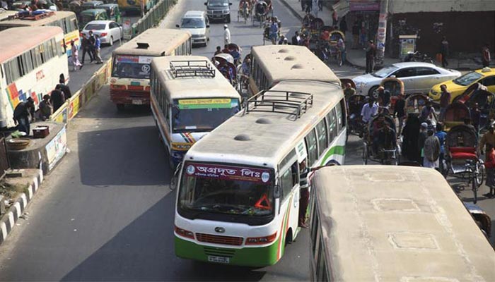 ট্রাফিক পুলিশসহ দু’জনের পা পিষিয়ে দিলো বাস