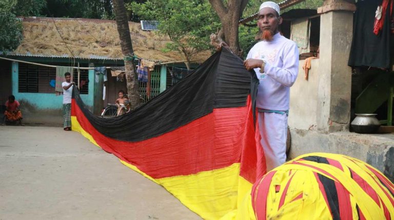 জায়গা-জমি বিক্রি করে ‘পাঁচ কিলোমিটার’ পতাকা বানালেন বাংলাদেশি জার্মান ভক্ত