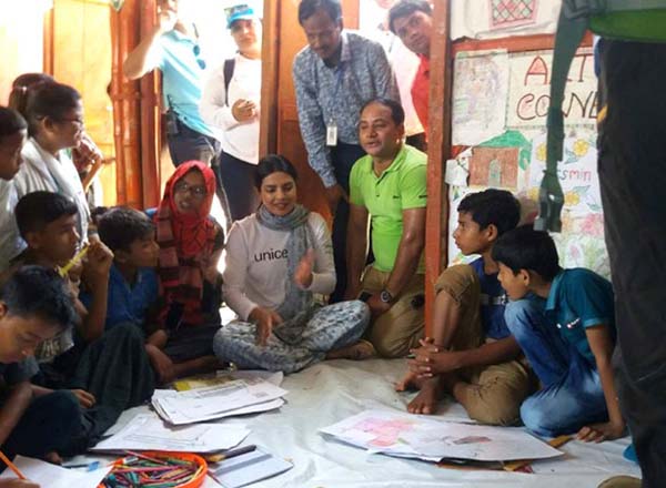 রোহিঙ্গা শিশুদের সাথে বসে বসে যা করলেন প্রিয়াঙ্কা চোপড়া