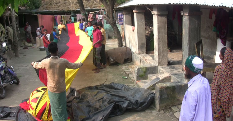 জায়গা-জমি বিক্রি করে ‘পাঁচ কিলোমিটার’ পতাকা বানালেন বাংলাদেশি জার্মান ভক্ত