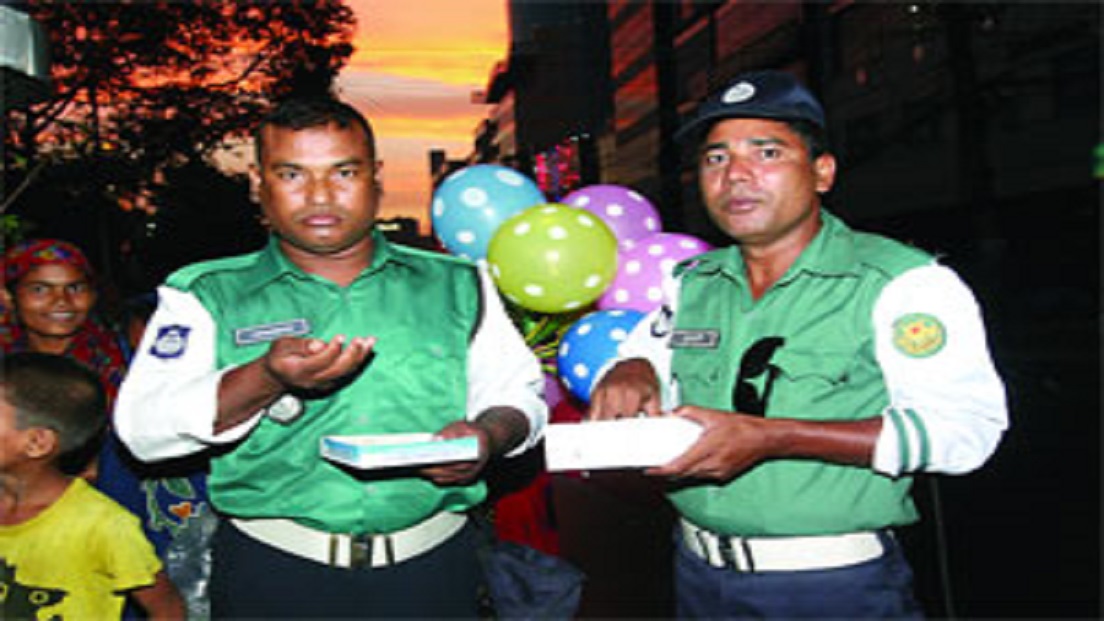 এই রমজানে যেভাবে ইফতার করে ট্রাফিক পুলিশরা