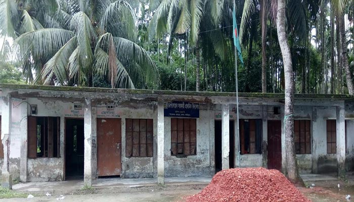 যে কারনে স্কুল রেখে মসজিদে ক্লাস করছে ছাত্র-ছাত্রীরা