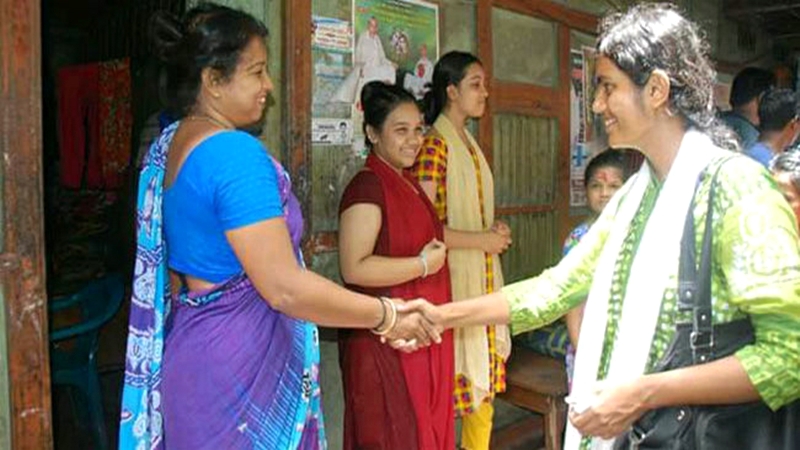 বরিশালে ঝড় তুলেছেন ‘গরিবের ডাক্তার’মনীষা