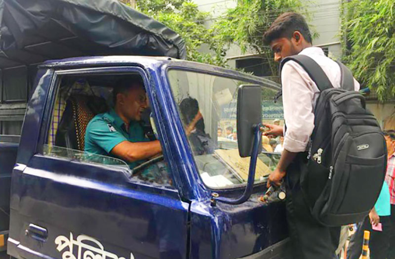 পুলিশের গাড়ির লাইসেন্স নেই; আটকে রাখল শিক্ষার্থীরা!