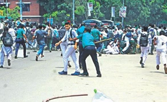 ঝিগাতলায় শিক্ষার্থীদের ওপর পুলিশের লাঠিচার্জ-টিয়ারসেল নিক্ষেপ