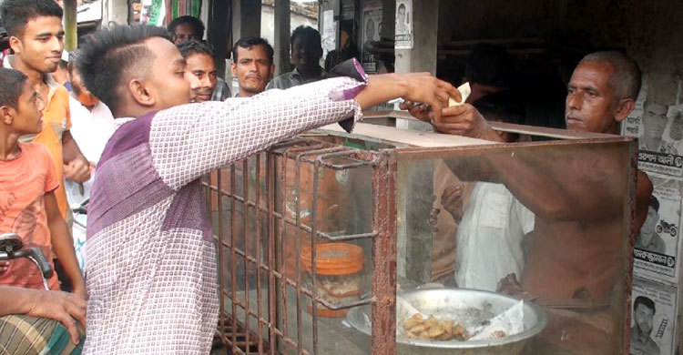 সিঙাড়া ৫০ পয়সা, পরোটা এক টাকা! দ্রব্যমূল্যের দাম বাড়লেও এই দোকানির মুল্য