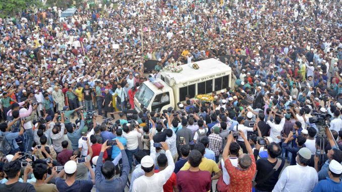 আইয়ুব বাচ্চু তাঁর নিজ শহরে কতটা জনপ্রিয় ছিলেন তা জানতে শেষ জানাযার ছবিগুলো দেখুন