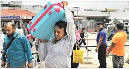 ‘বিমানবন্দরে প্রবাসীদের এমনভাবে হয়রানি করা হয়, যেন এরা মানুষ না’