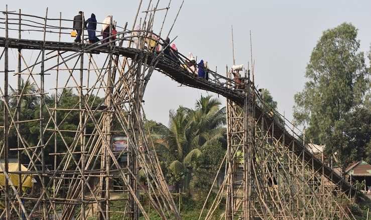 রাজধানী ঢাকায় ৬০ ফুট উঁচু বাঁশের সাঁকো