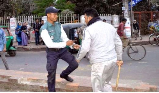 উল্টো পথে গাড়ি যেতে না দেয়ায় ট্রাফিক পুলিশকে পেটালেন এক কর্মকর্তা