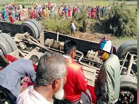 ৬৫ শিক্ষার্থী নিয়ে উল্টে গেল পিকনিকের বাস