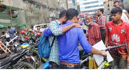 ভয়াবহ অগ্নিকাণ্ডে ভাইকে অক্ষত পেয়ে আনন্দে কাঁদলেন হাবিবুর