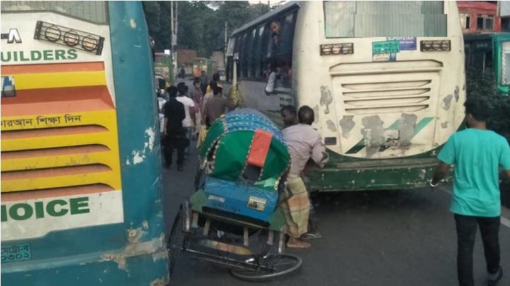 ছেলেকে বাঁচাতে গিয়ে প্রাণ দিলেন বাবা