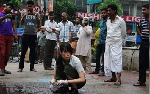 জাপানি নারী পর্যটক বাংলাদেশের রাস্তার আবর্জনা পরিষ্কার করছে ছবি ভাইরাল