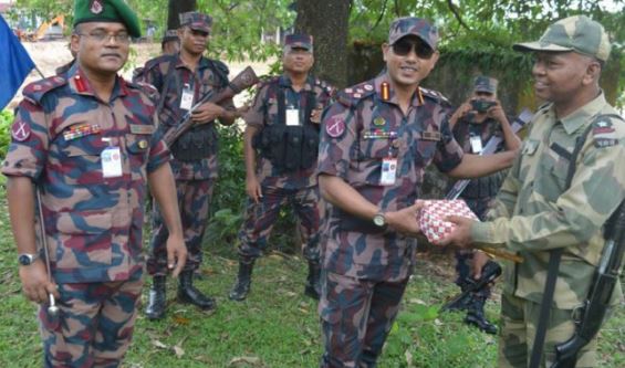 বিএসএফের হাতে মিষ্টি তুলে দিল বিজিবি