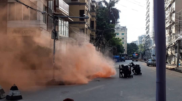 গুলি-বোমায় কেঁপে উঠল বনানী নরডিক হোটেল