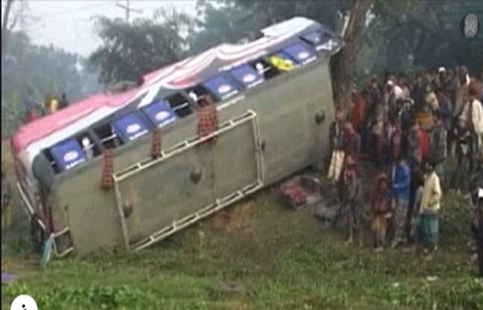 এইমাত্র পাওয়া : ৫২ এসএসসি পরীক্ষার্থী নিয়ে বাস খাদে