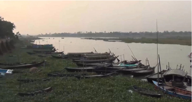 শ্বাসকষ্টে মৃত্যু : দাফন করতে না দেয়ায় নৌকায় পড়ে আছে লাশ