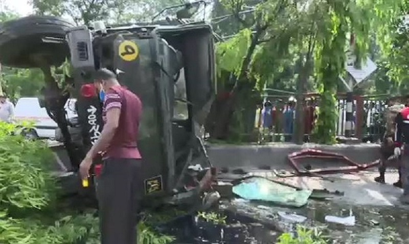 রাজধানীতে ২৫ জন সেনা সদস্য নিয়ে দুর্ঘটনার কবলে সেনা বাহীনির গাড়ি