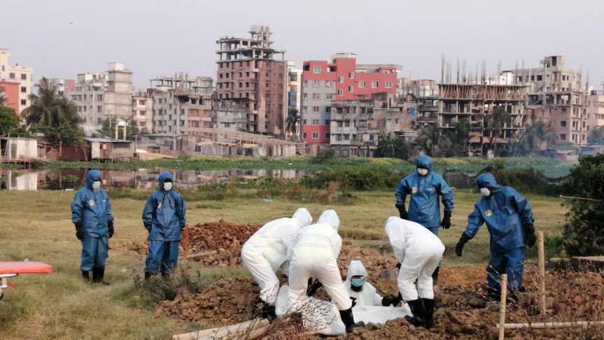 মায়ের লাশ দাফন হয়,অথচ ছেলে মাটি দিতে পারে না