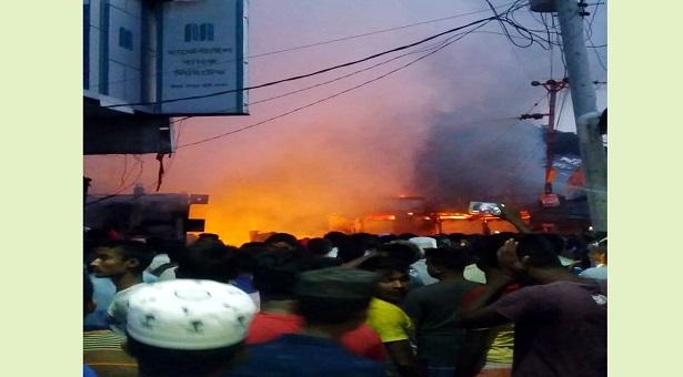 এমন দু:সময়ে আগুনে পুড়ে ছাই হলো দোকান পাট