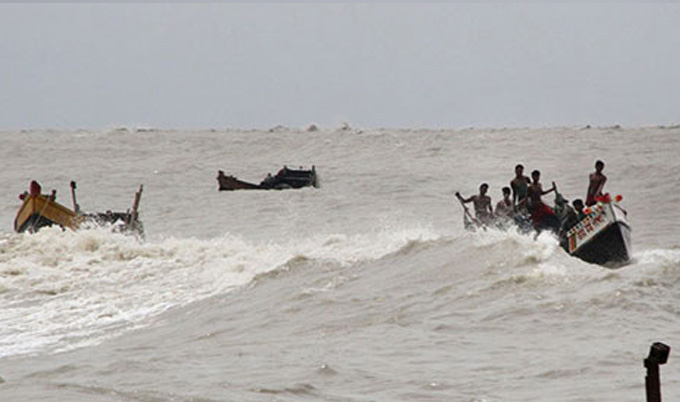 বাড়ছে বিপদ উত্তাল বঙ্গোপসাগর