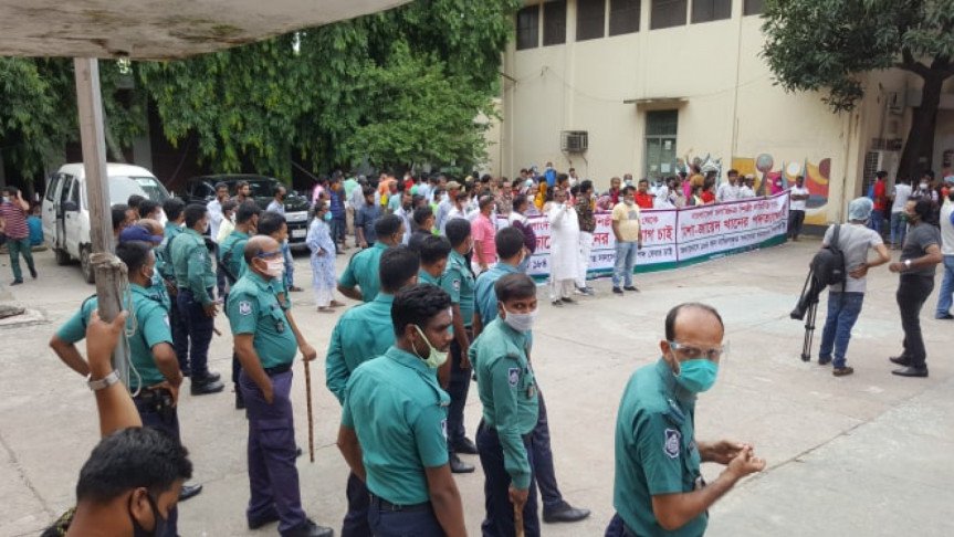 টানটান উত্তেজনা বিরাজ করছে এফডিসিতে