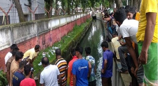 ড্রেনে ভাসছে টাকা, কুড়াচ্ছে উৎসুক জনতা