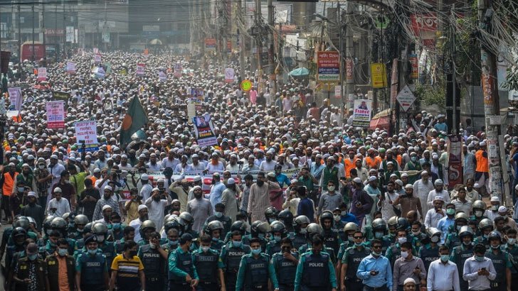 ফরাসি দূতাবাস ঘেরাও কর্মসূচিতে মানুষের ঢল, পুলিশের বাধা