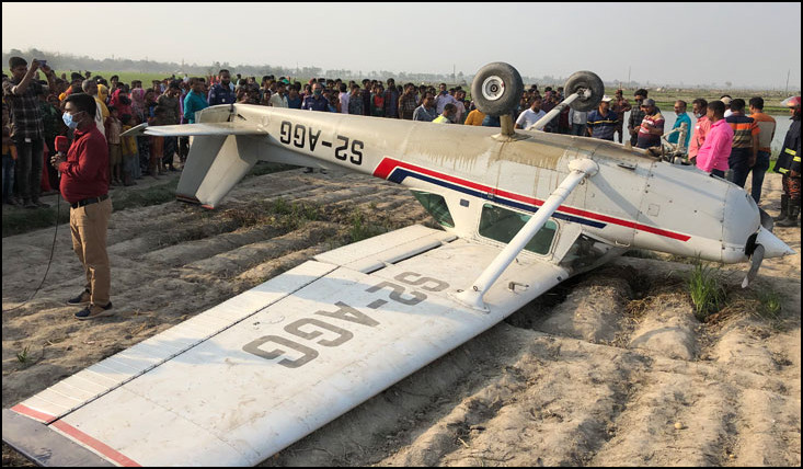 হঠাৎ গাড়ির উপর আছড়ে পড়ল আস্তো বিমান