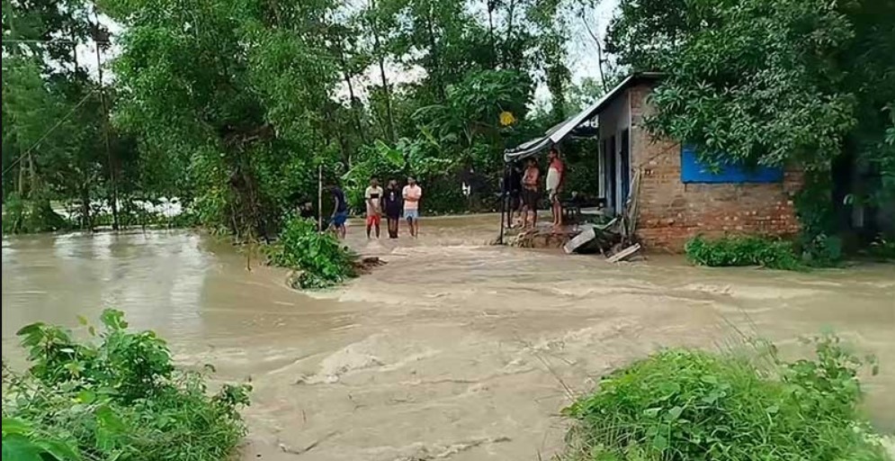 সারাদেশে বন্যাঃ কন্ট্রোল রুম খুলল দুর্যোগ মন্ত্রণালয়, যে নাম্বারে কল করে পাবেন সাহায্য
