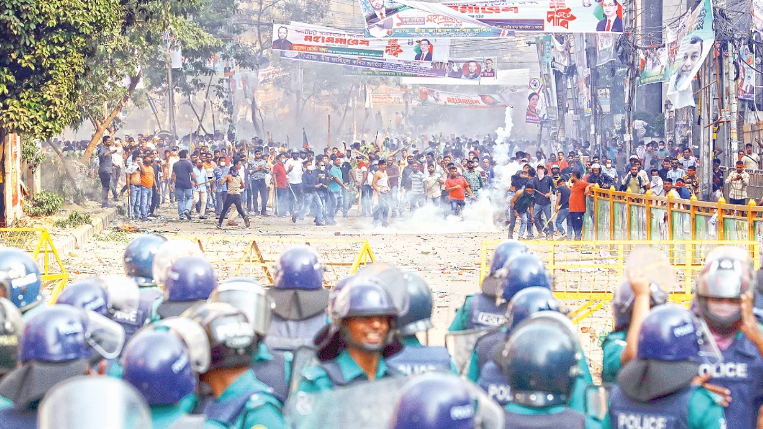 আবার উত্তাল ঢাকাঃ ব্যাপক সংঘ'র্ষ, হা,ম,লা'য় পুলিশসহ আহত অন্ততঃ ৩০
