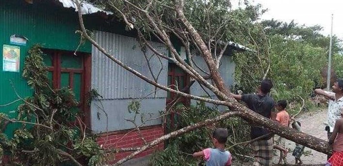 ২০ মিনিটের আকস্মিক ঘূর্ণিঝড়ে লন্ড ভন্ড নোয়াখালি
